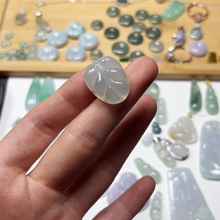 翡翠颈饰未镶嵌翡翠小叶子