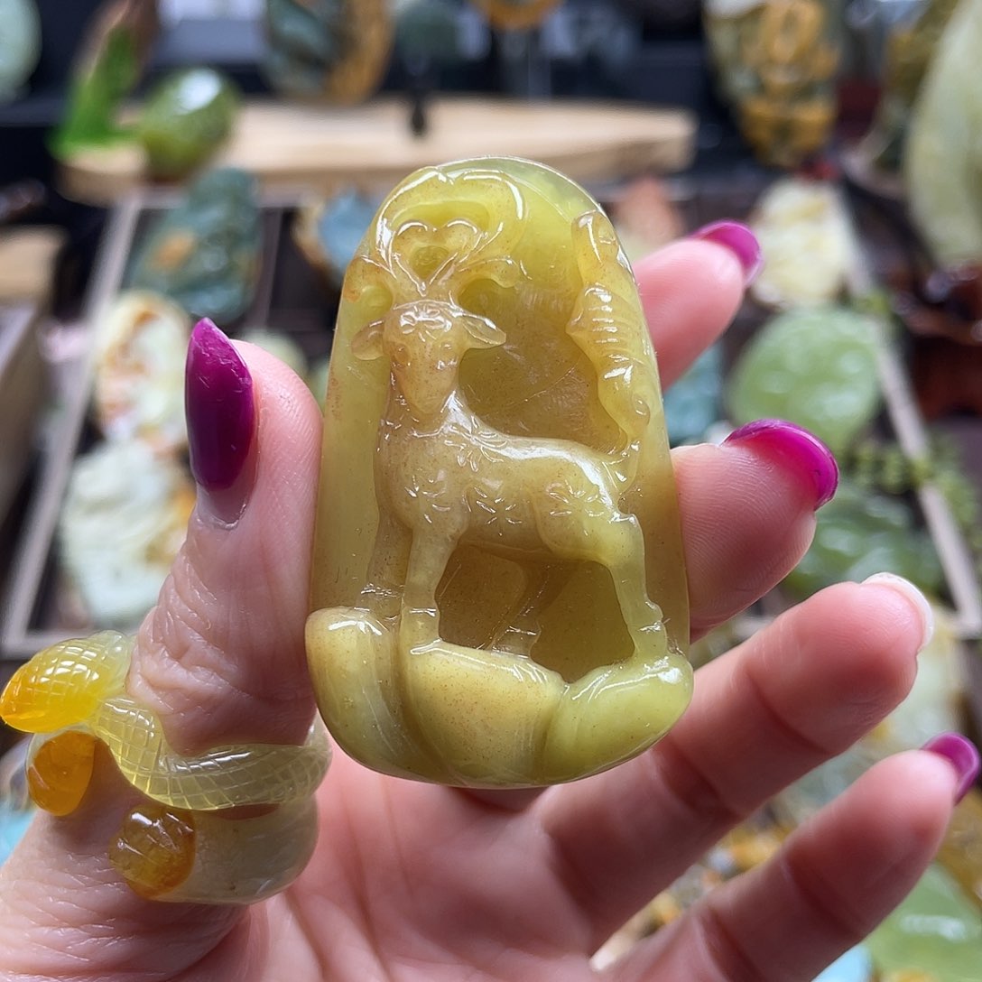 蛇纹石玉颈饰未镶嵌辽阳花玉小鹿