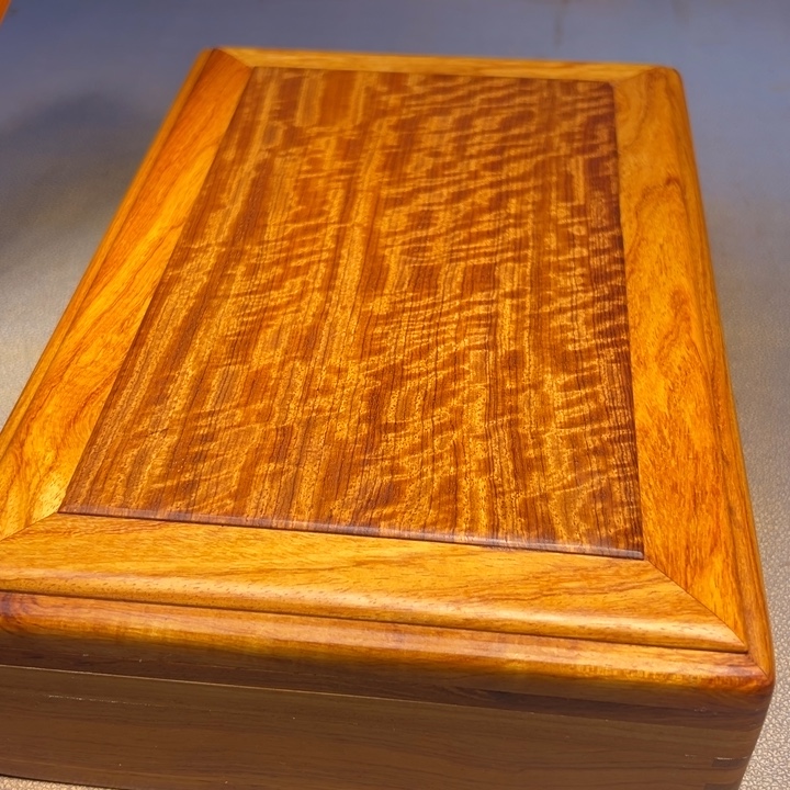 宝***月机关盒。              