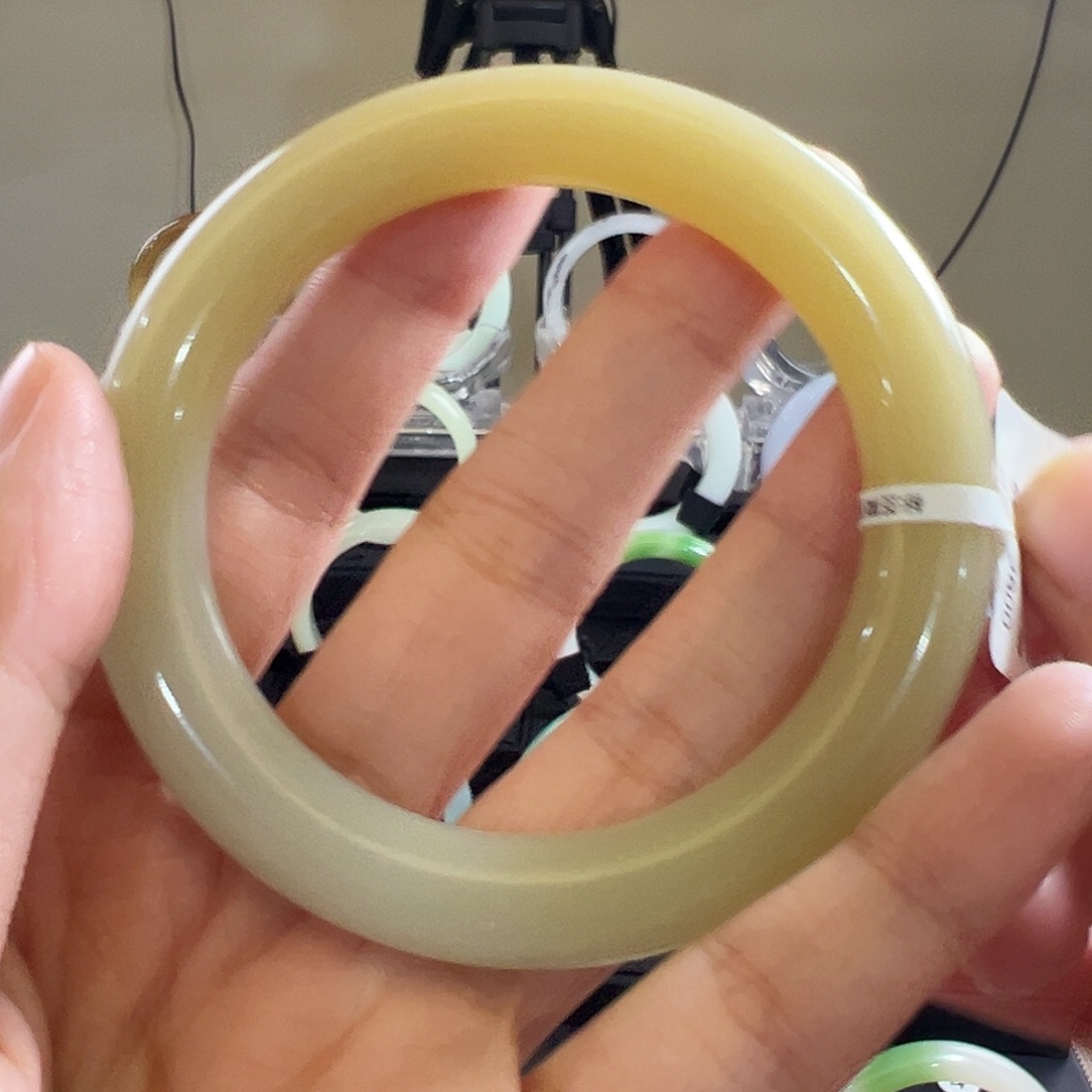 庞***荣和田玉未镶嵌手镯