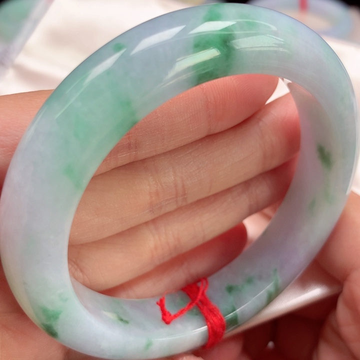 翡翠手镯未镶嵌不*春彩阳绿飘花