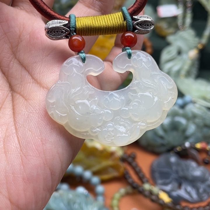 蛇纹石玉吊坠合金