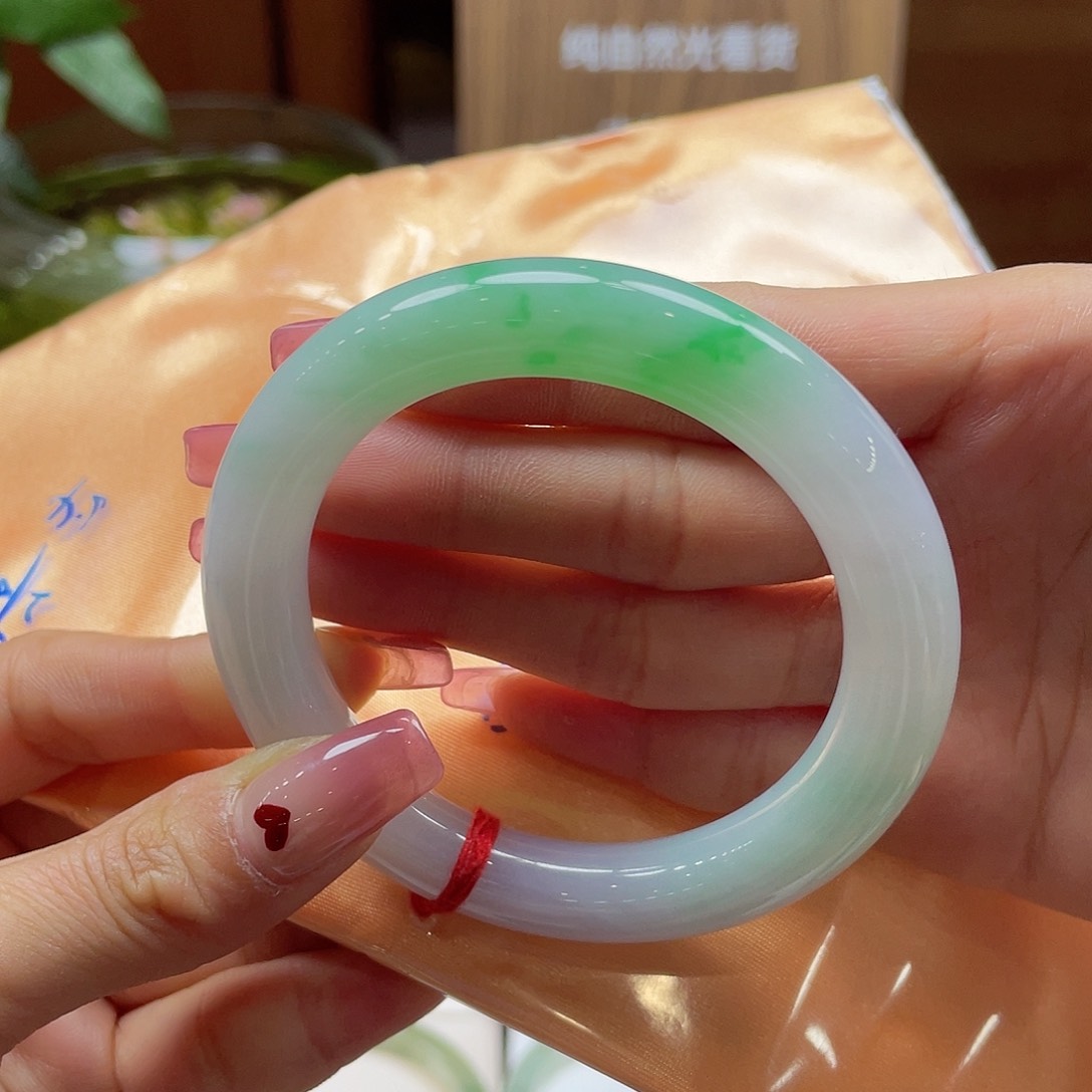 翡翠手镯未镶嵌100 号链接