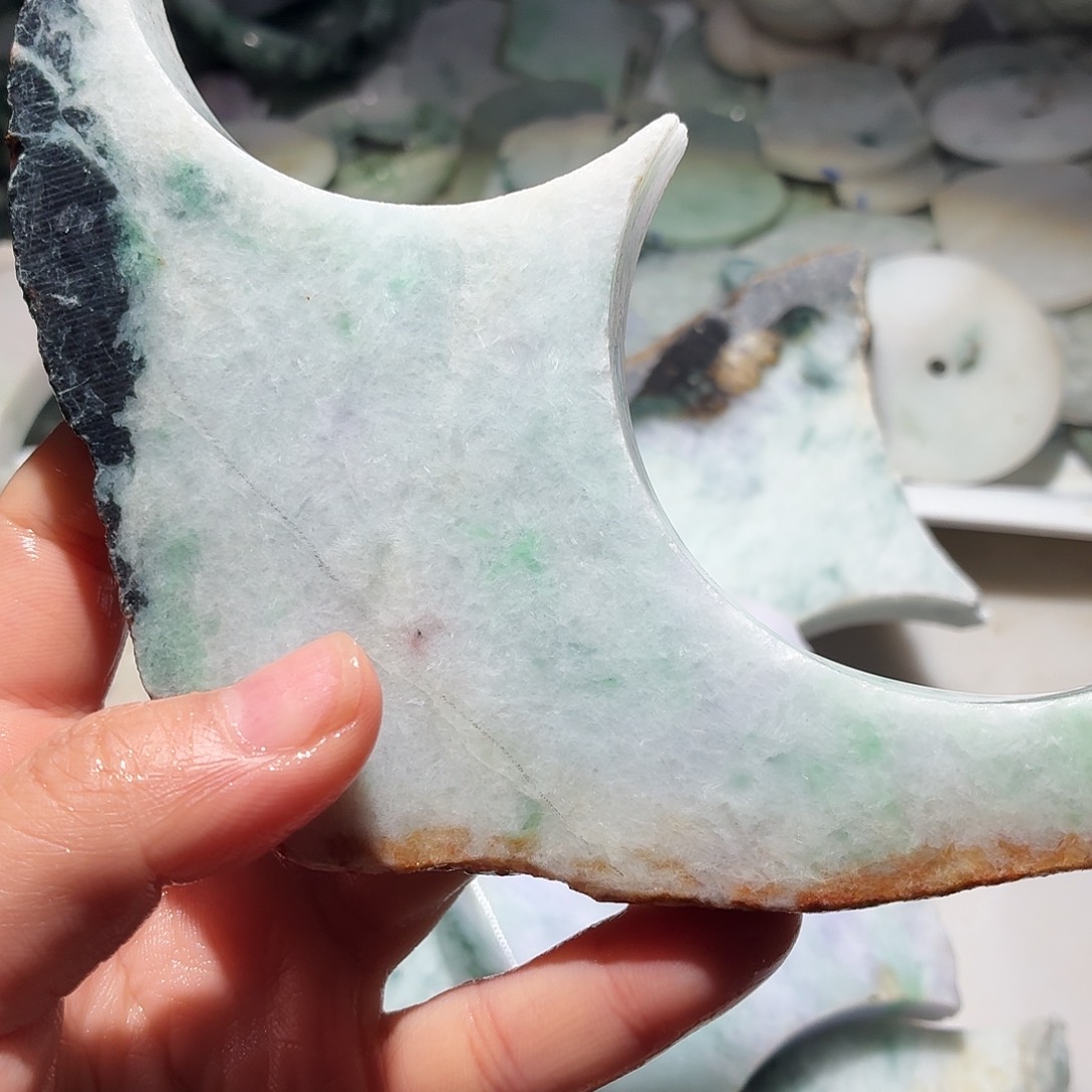 翡翠未镶嵌颈饰边角料