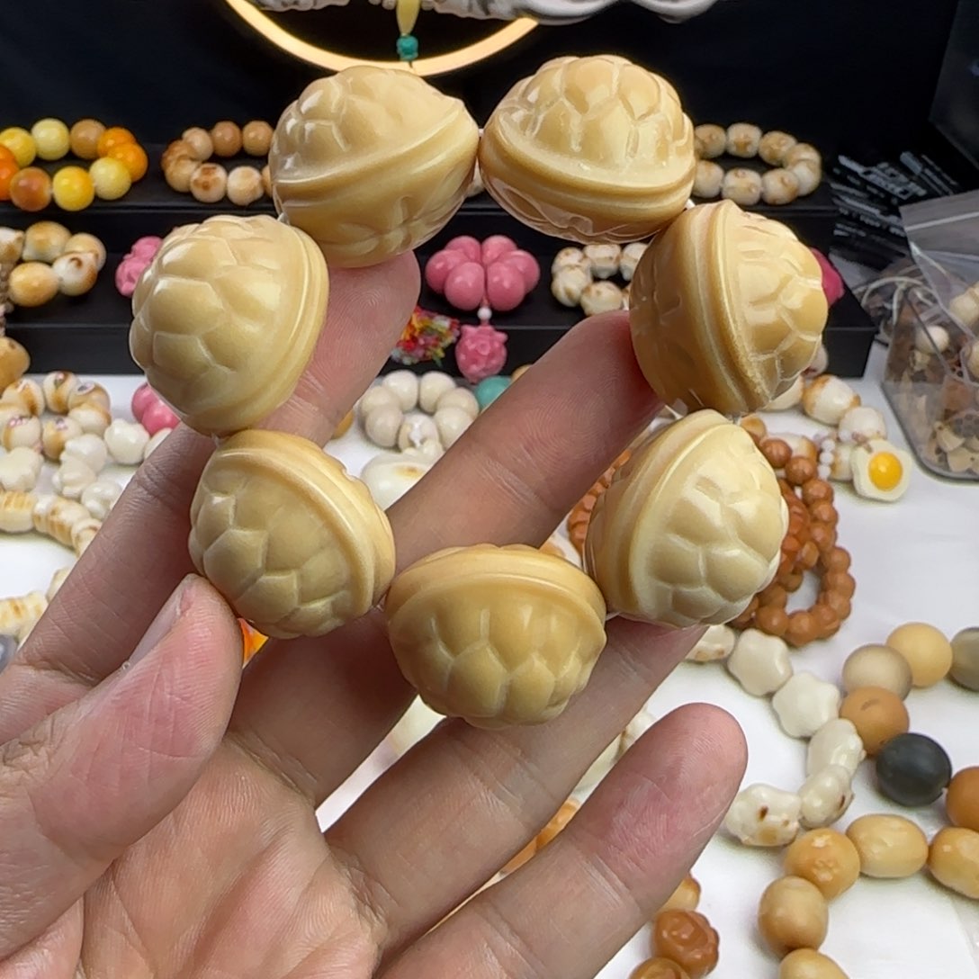菩提根/象牙果吊坠瑕疵奶茶色富甲手捻1个