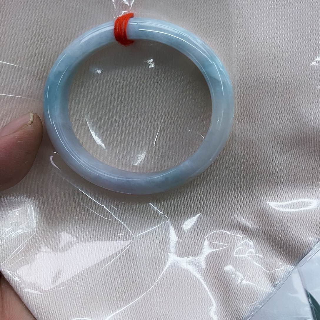 翡翠手镯未镶嵌在****潘天天然A货翡手镯精美时尚