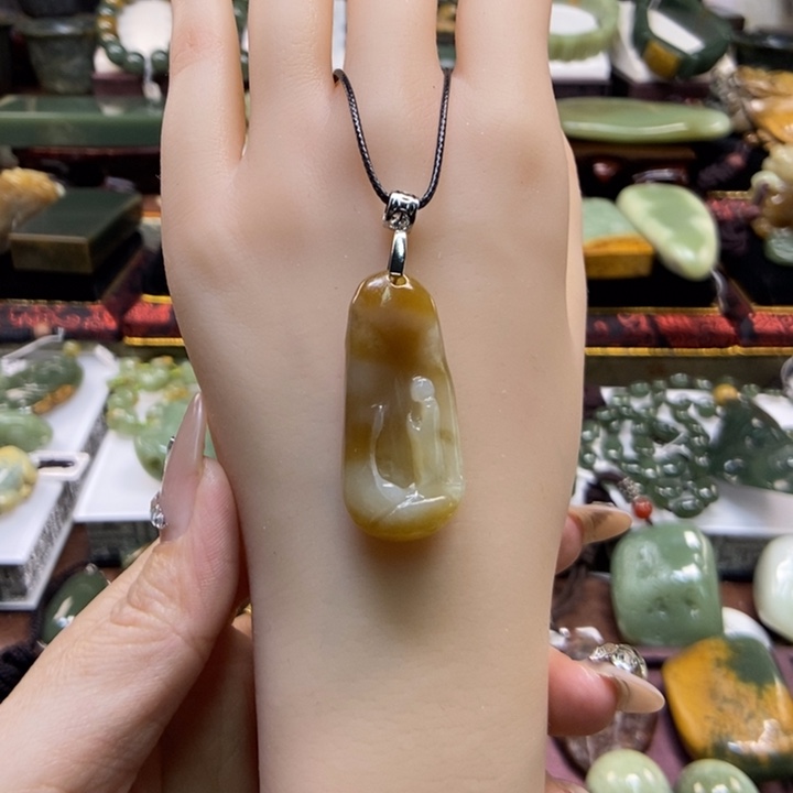 颈饰未镶嵌岫岩老玉（透闪石质玉）