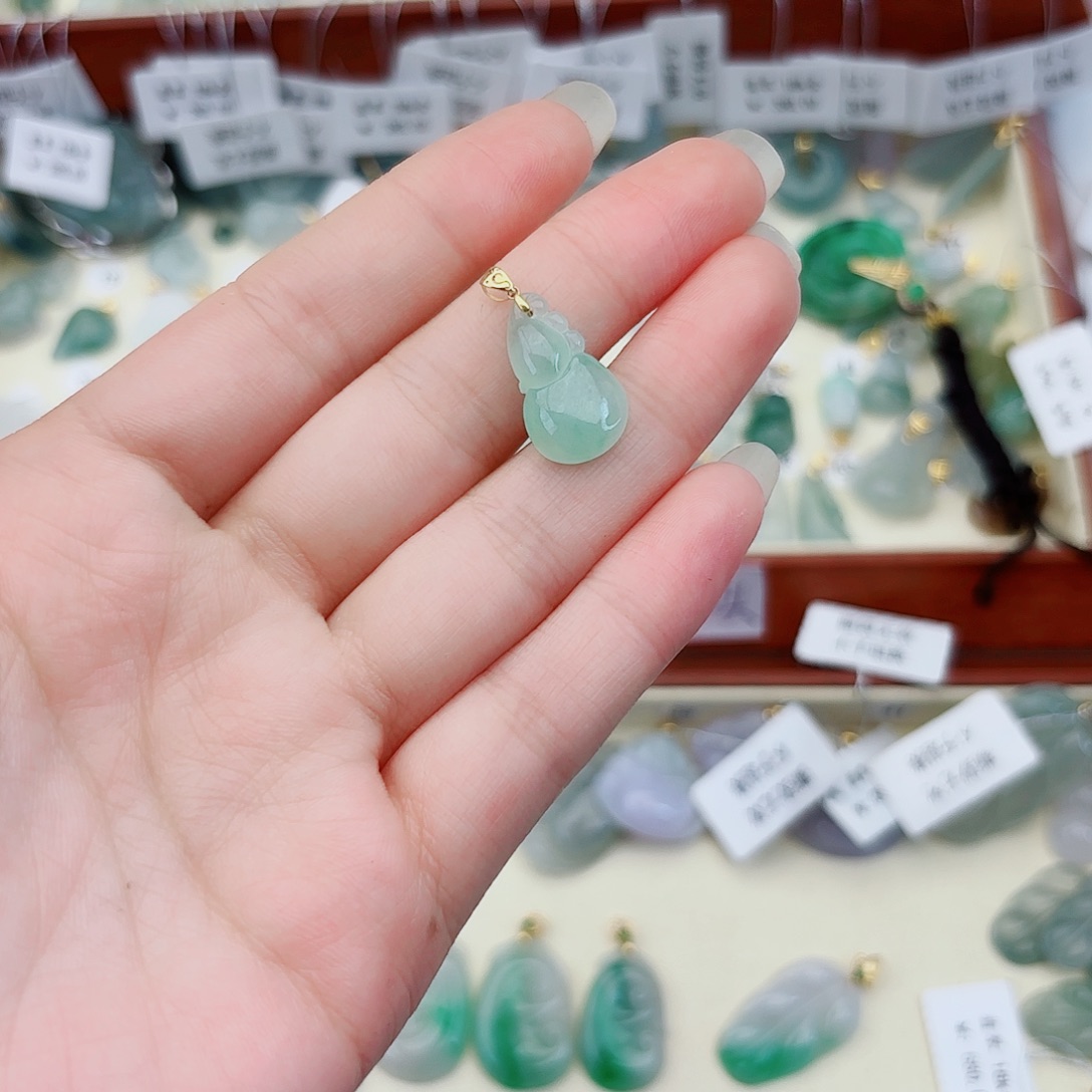 翡翠18K金镶嵌颈饰葫芦