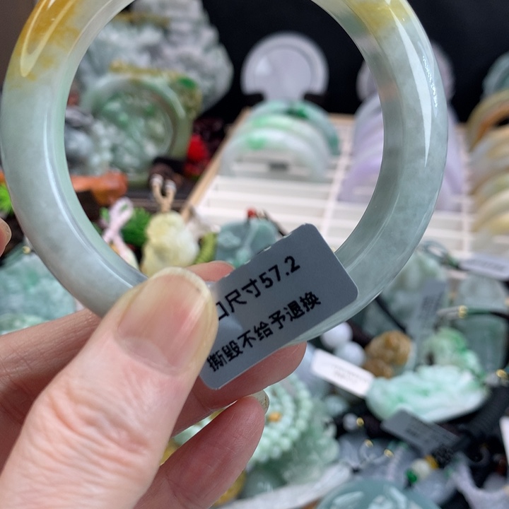 翡翠手镯未镶嵌吊坠