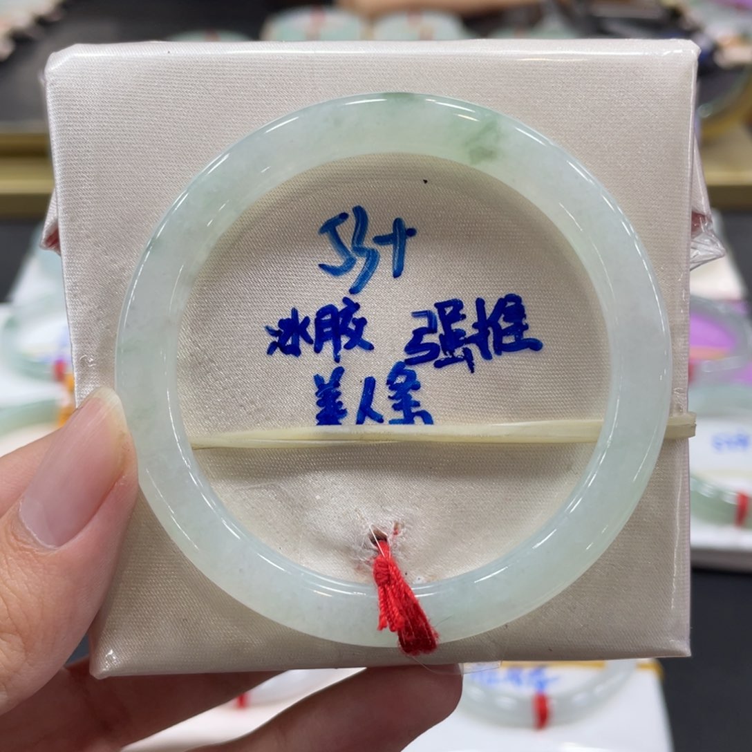 翡翠手镯未镶嵌翡翠手镯