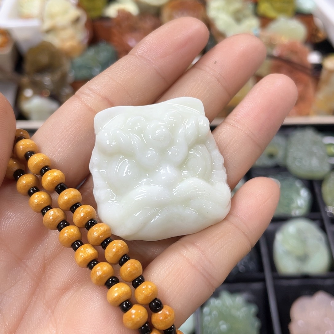 蛇纹石玉颈饰未镶嵌