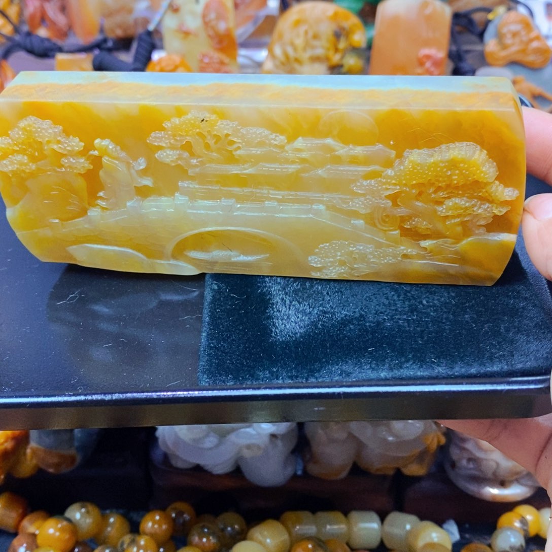 未镶嵌石英质玉（黄龙玉）颈饰