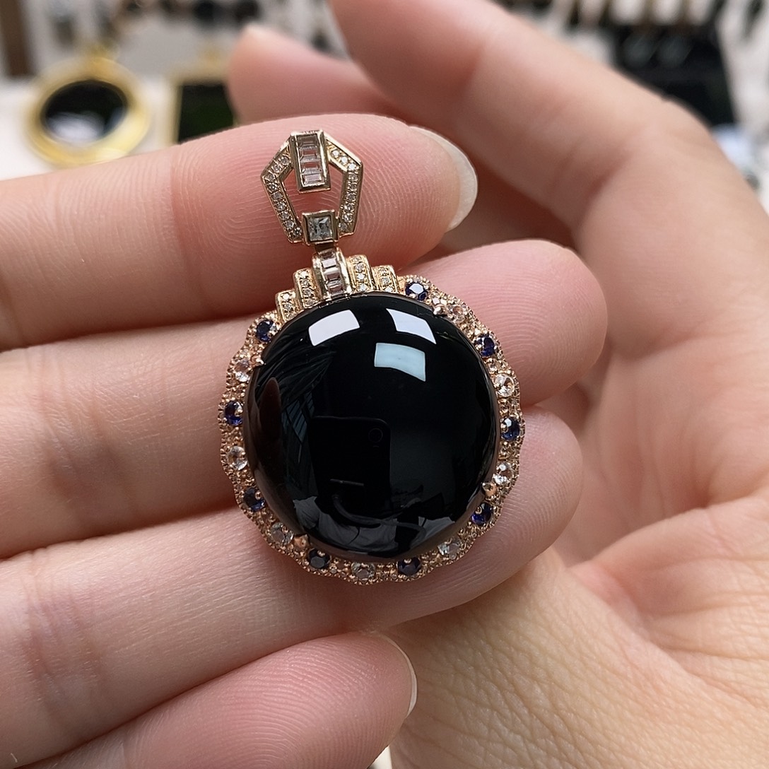 翡翠18K金镶嵌颈饰