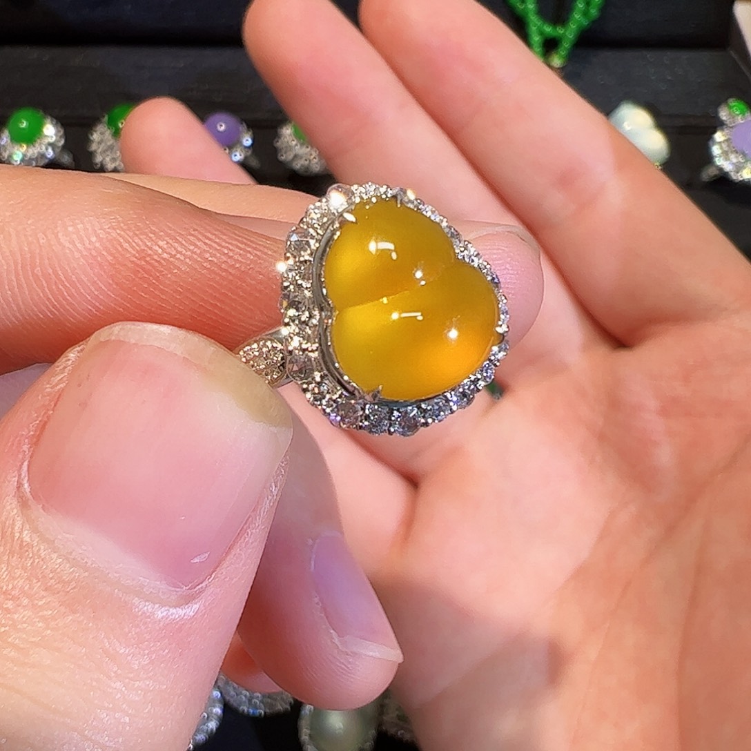 18K金镶嵌戒指翡翠葫芦