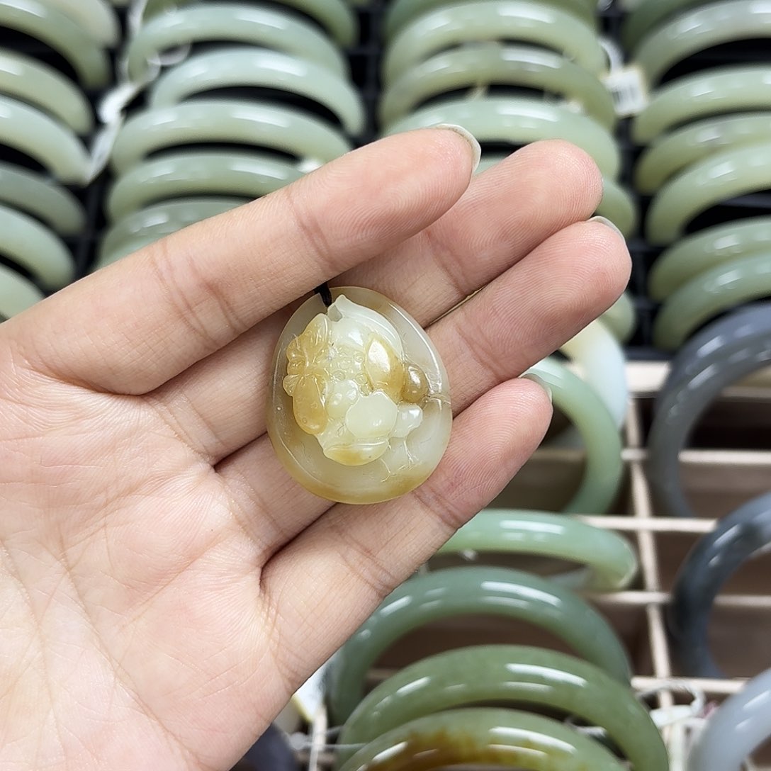 和田玉颈饰未镶嵌朵****痕