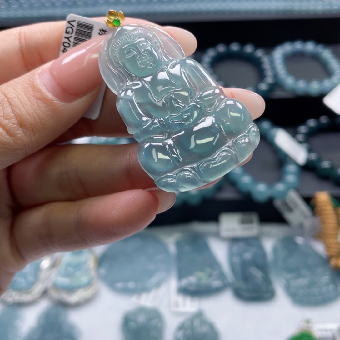 翡翠18K金镶嵌颈饰观音