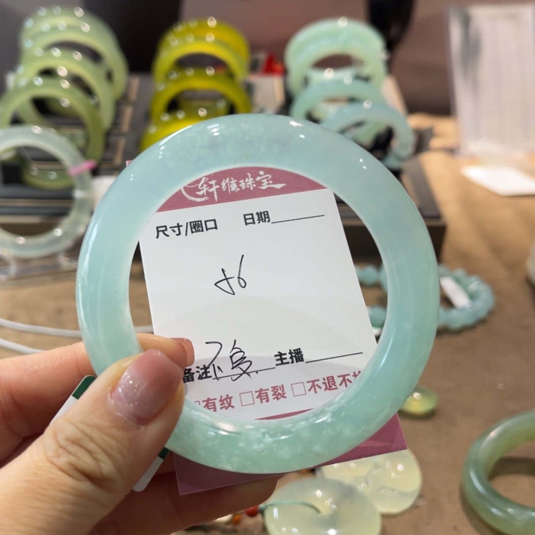 蛇纹石玉手镯未镶嵌不****猫