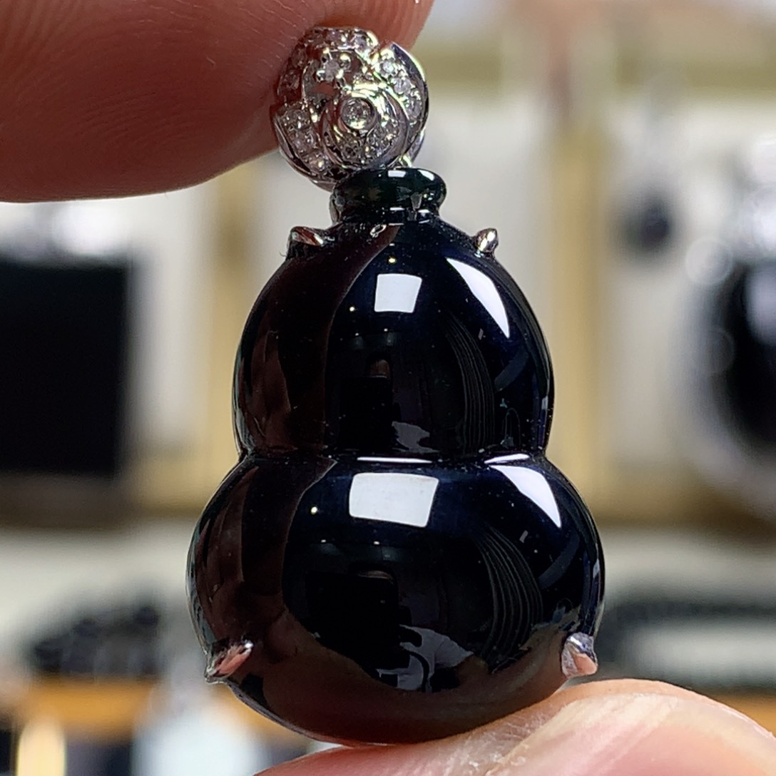 颈饰18K金镶嵌翡翠墨翠葫芦