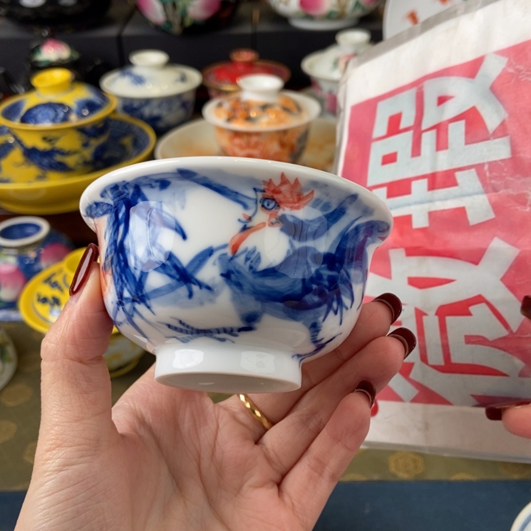 陶瓷艺术家的作品是一个人在