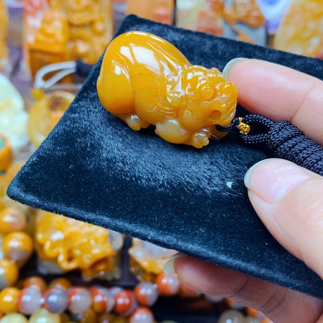 未镶嵌石英质玉（黄龙玉）颈饰