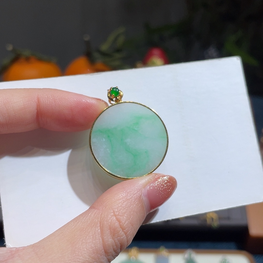 翡翠吊坠(不含链)18K金镶嵌飘阳绿无事牌