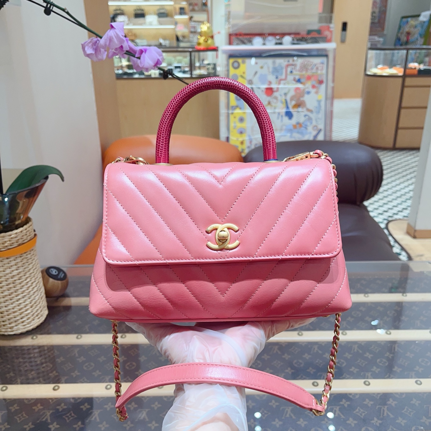 99新 Chanel/香奈儿 cocohandle粉色 V纹蜥蜴皮手柄单肩斜挎包！