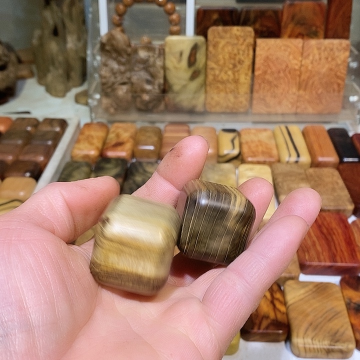 斯***撒香榧木木质哈把玩件58888