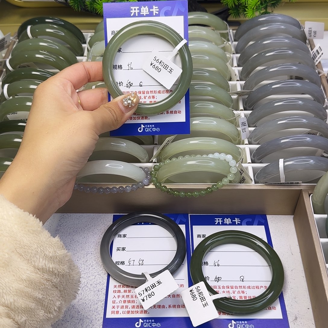 和田玉未镶嵌手镯