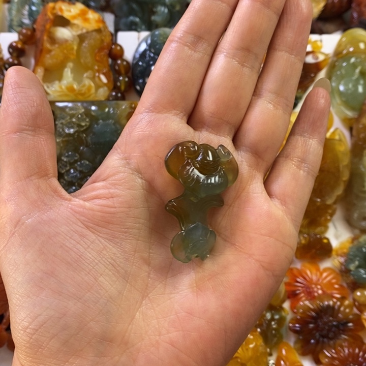 蛇纹石玉未镶嵌颈饰