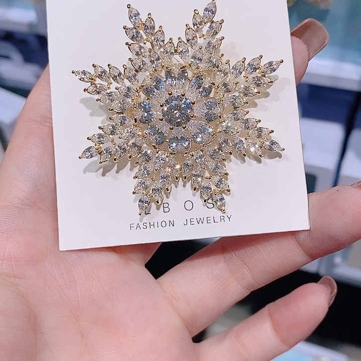 锆石铜合金雪花胸针