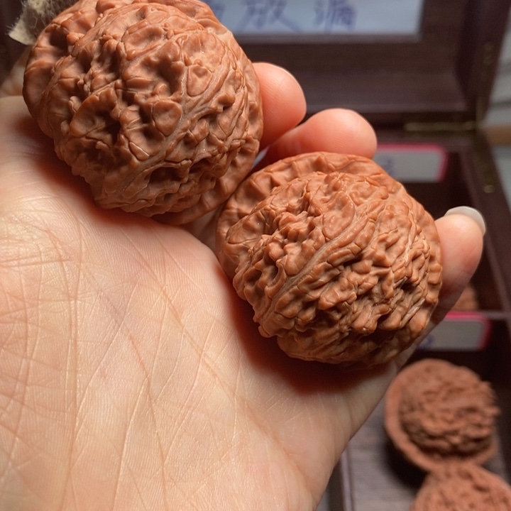 文玩核桃吊坠白狮子