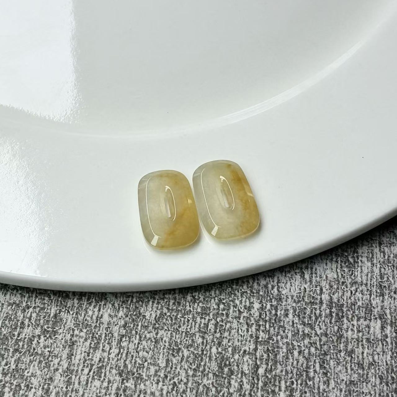 天然a货缅甸翡翠自然光尺寸17.4/10.6/2.8*2，冰黄翡方扣一对耳饰