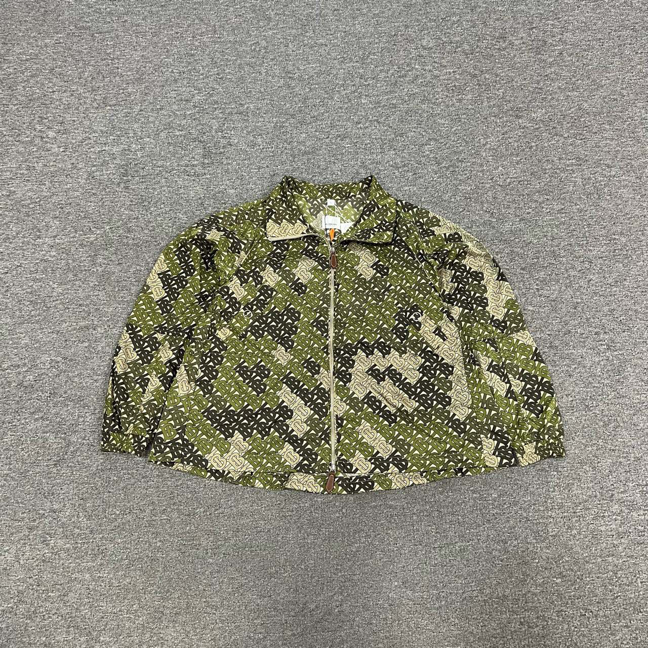 99新 BURBERRY/博柏利 军绿色 满印 冲锋衣 38码