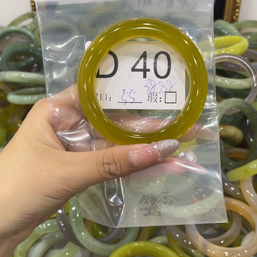 未镶嵌蛇纹石玉颈饰曼