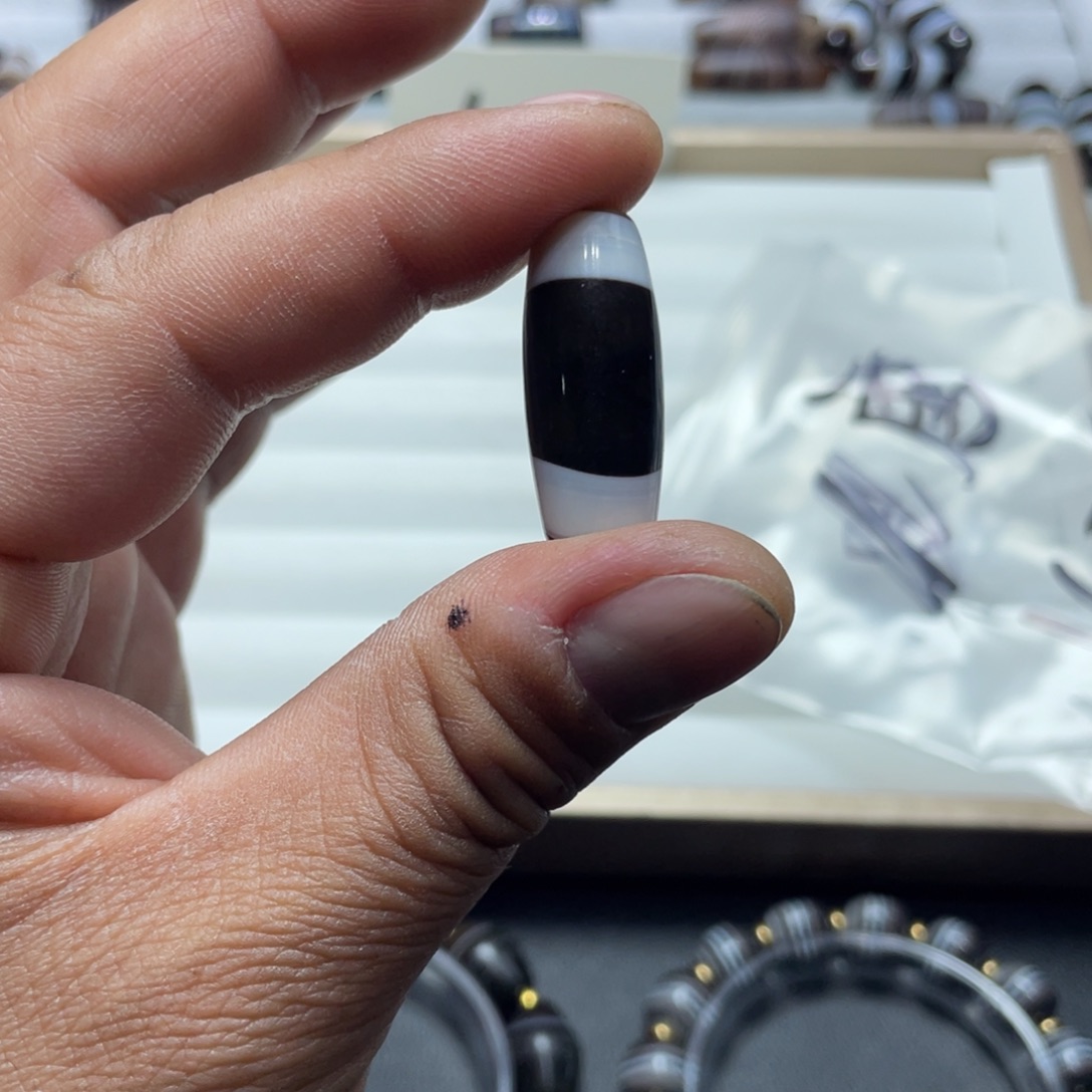 唐***石玛瑙/玉髓合金珠宝奇石