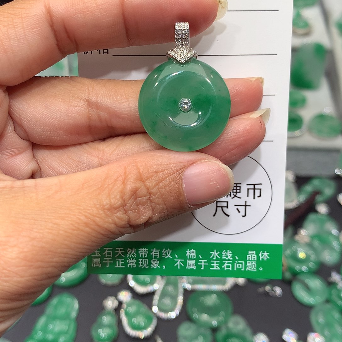 颈饰银S925镶嵌石英质玉（非洲翠）