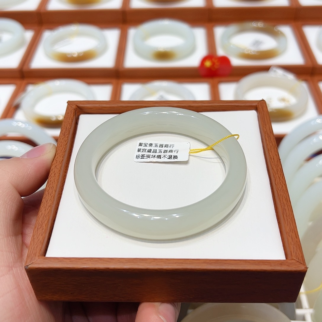 和田玉手镯未镶嵌荔枝冻