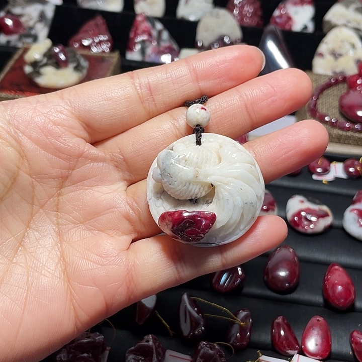 天然辰砂雕刻件小金鱼吊坠