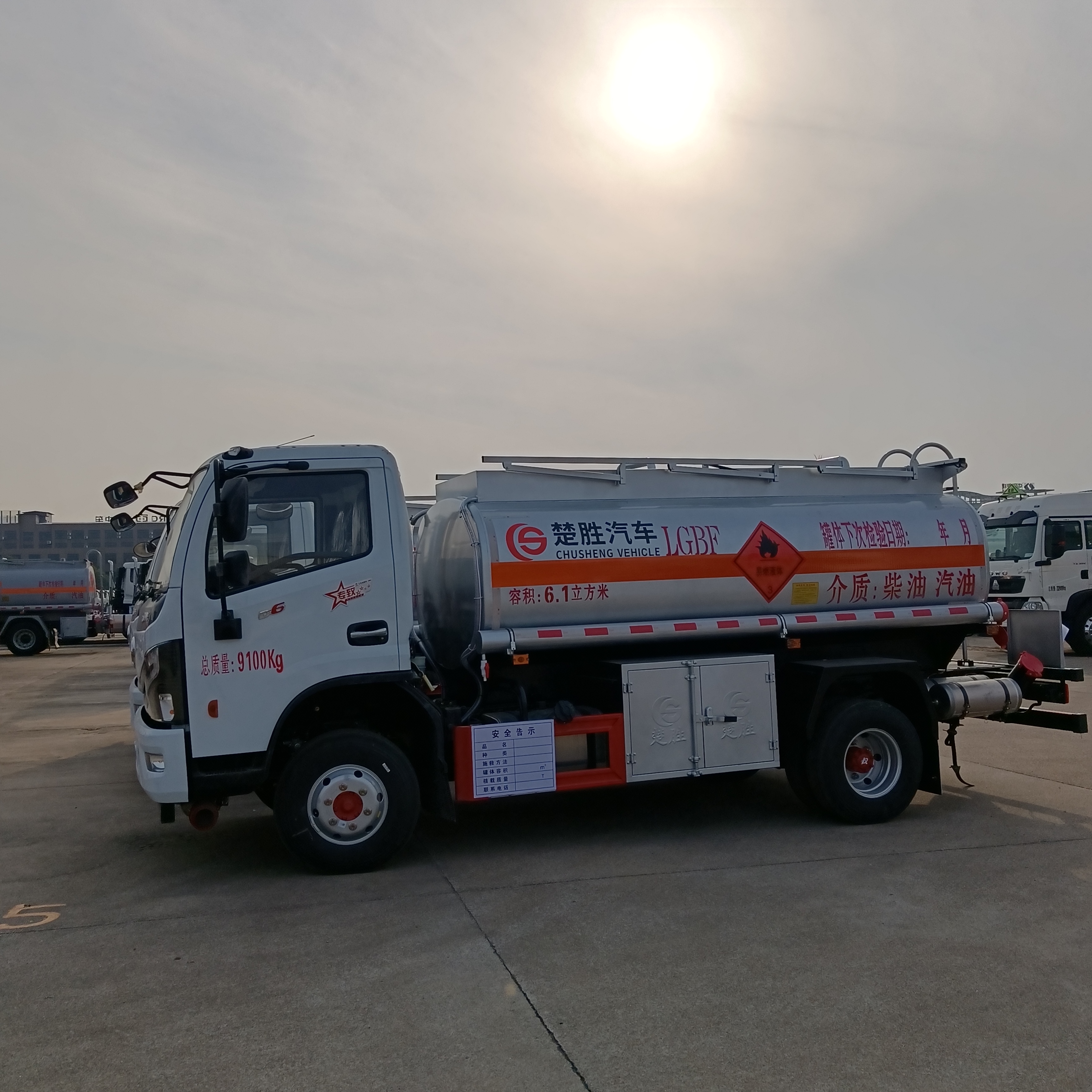 东风多利卡玉柴140马力5吨6方加油车油罐车运油车槽罐车