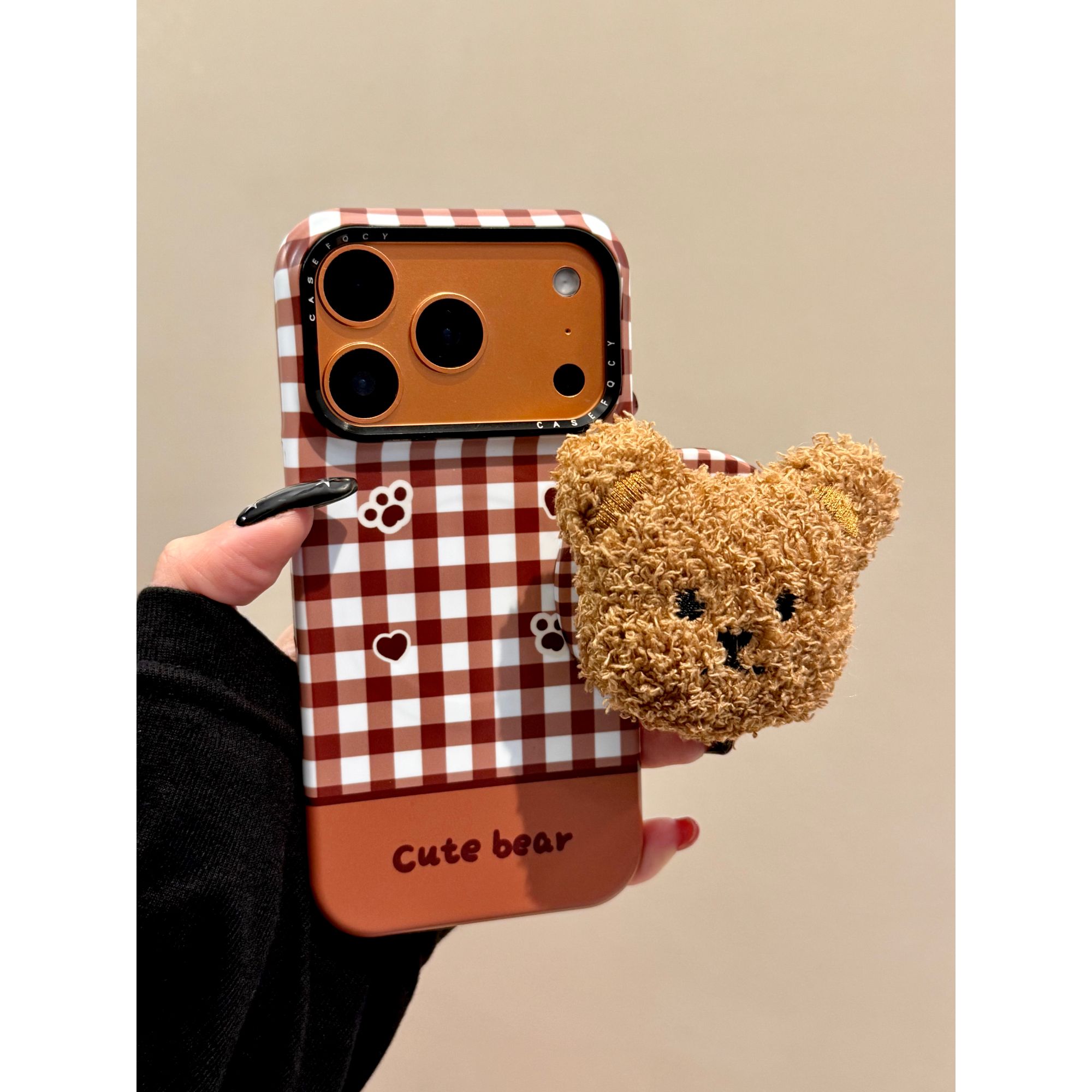 适用苹果iphone17promax格纹毛绒小熊16pro支架15磁吸14ins手机壳