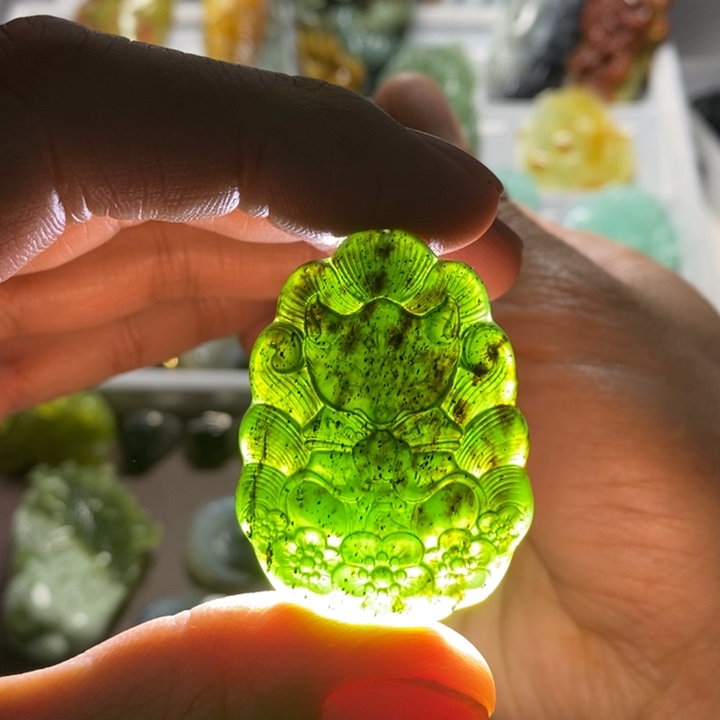 蛇纹石玉颈饰未镶嵌