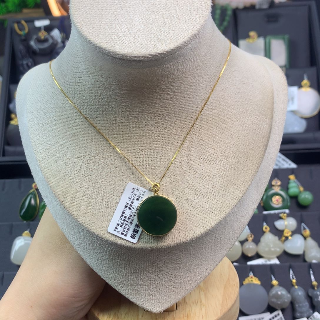 和田玉吊坠18K金镶嵌