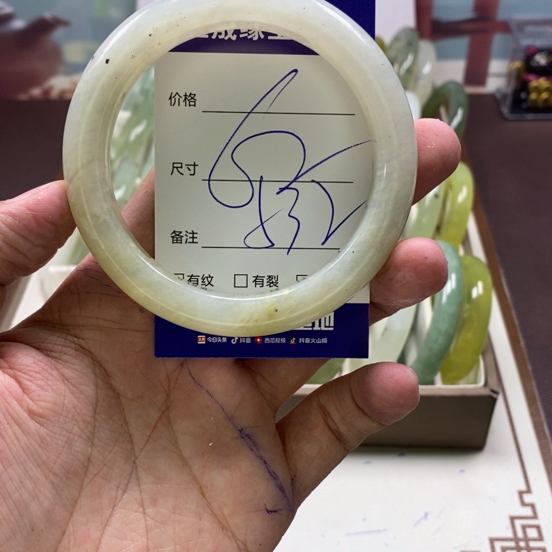 蛇纹石玉手镯未镶嵌