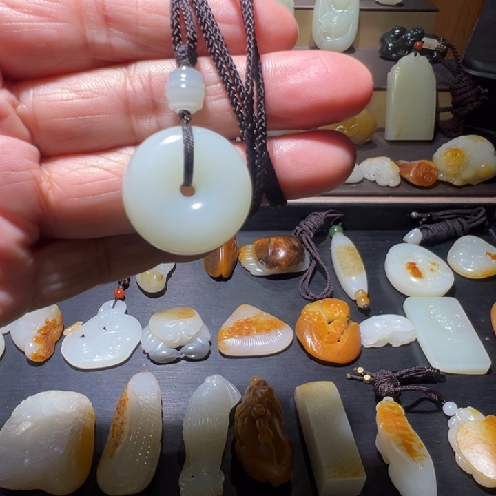 大***愚和田玉未镶嵌颈饰