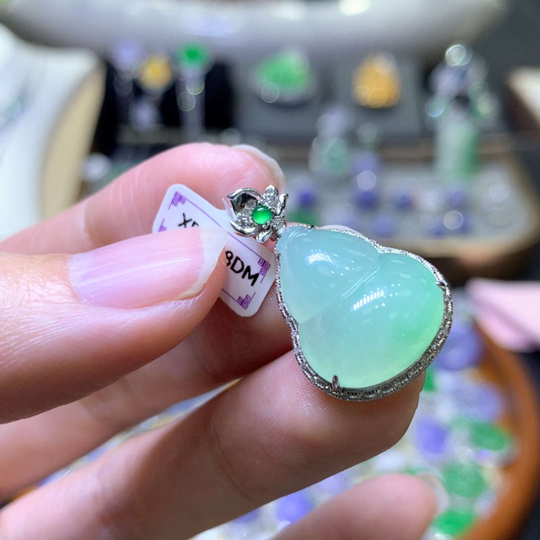 【闪购商品】翡翠颈饰18K金镶嵌翡翠吊坠项链