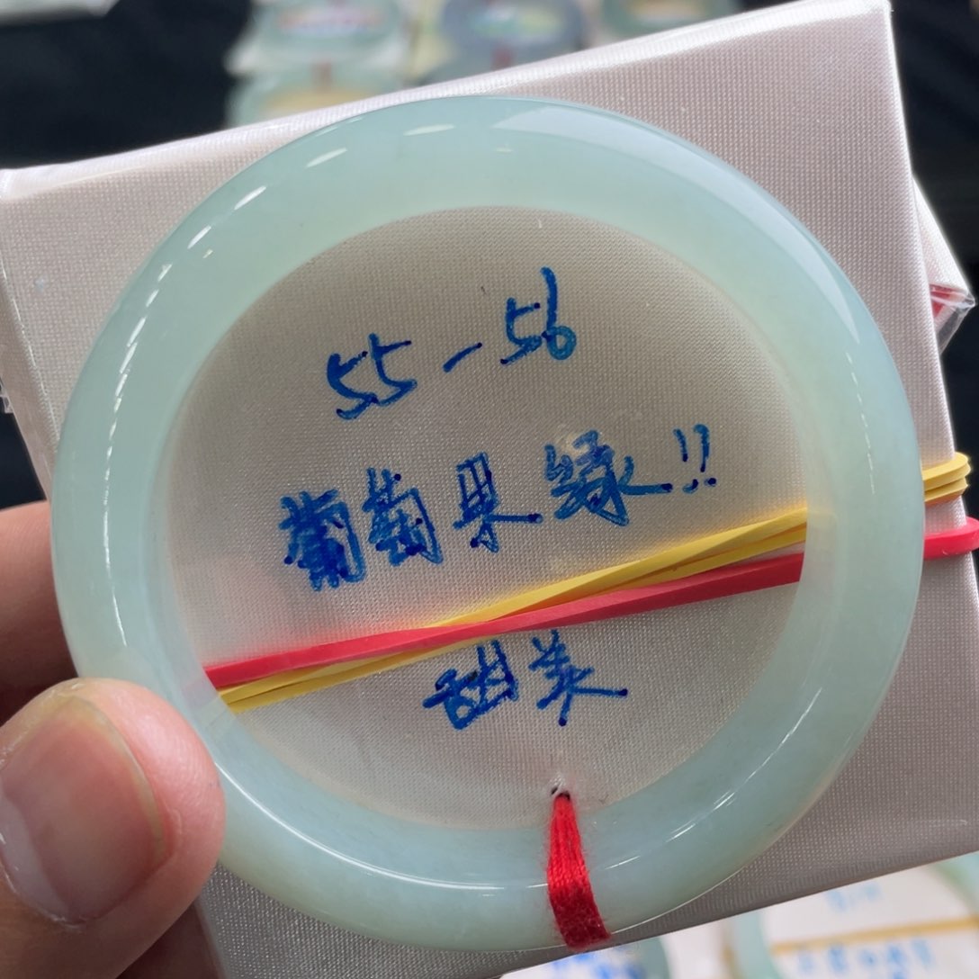 翡翠手镯未镶嵌翡翠手镯