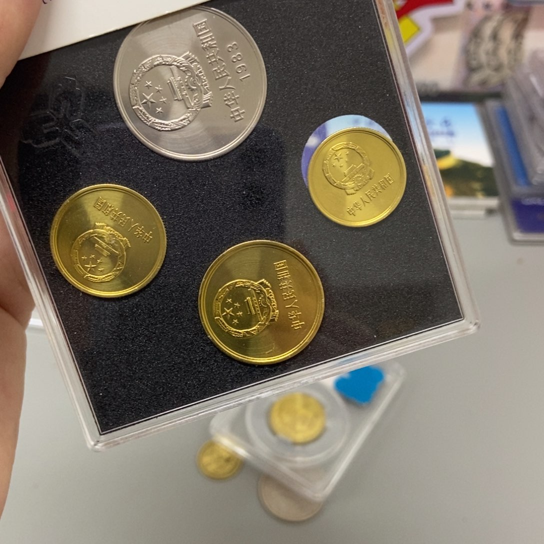 爱***者其他普通金属83年长城币套装评级68分