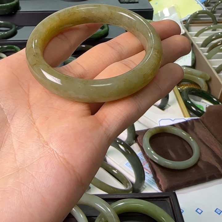 和田玉未镶嵌手镯