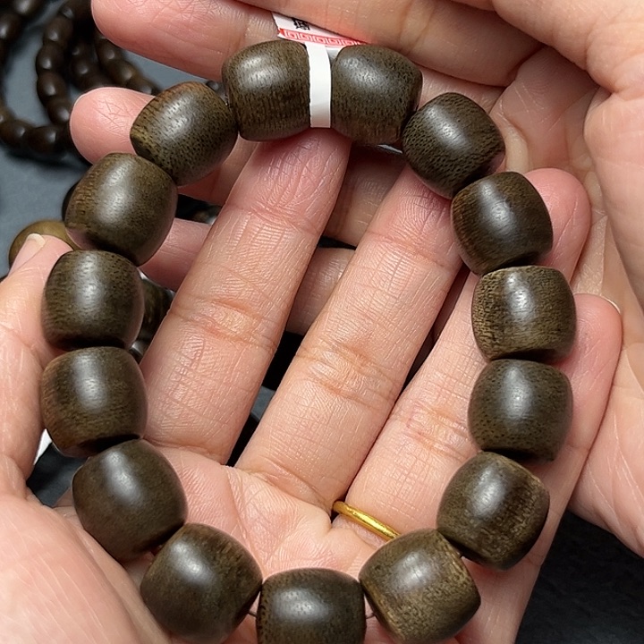 沉香手串舉越南芽庄紫棋