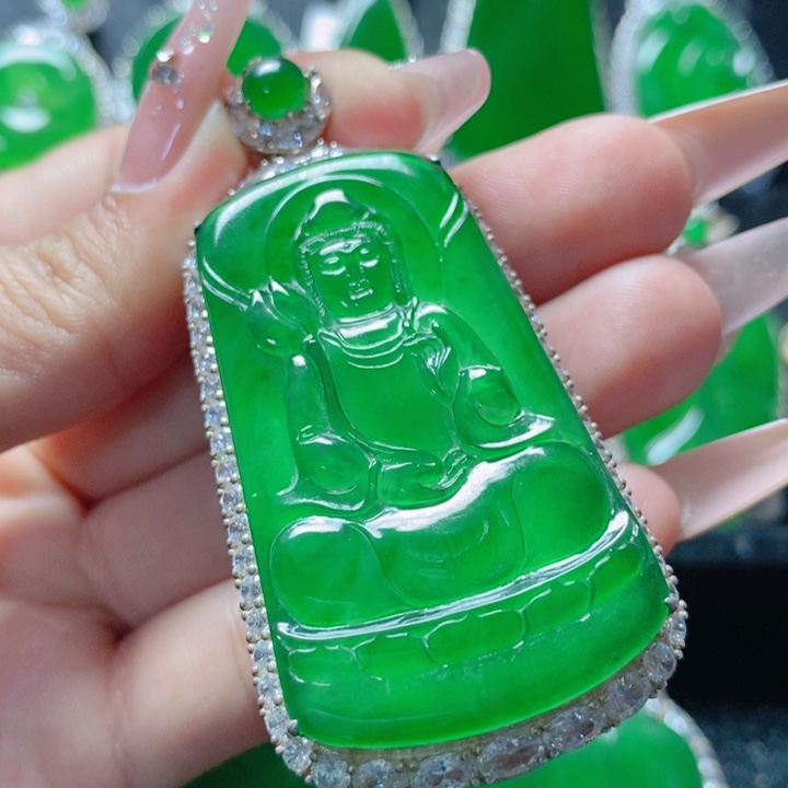 翡翠颈饰银S925镶嵌18。